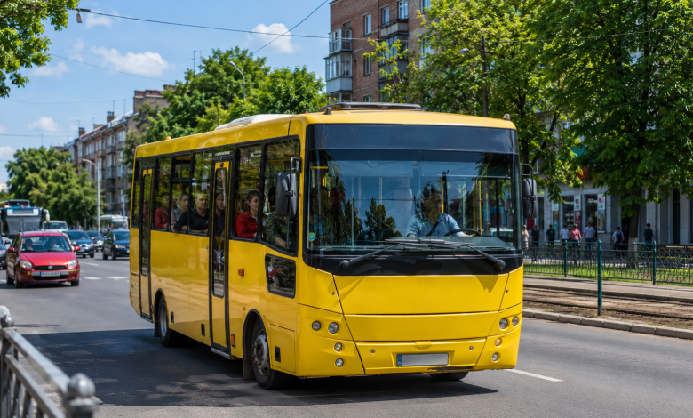 Маршрутка їде міським маршрутом вулицями Вінниці.